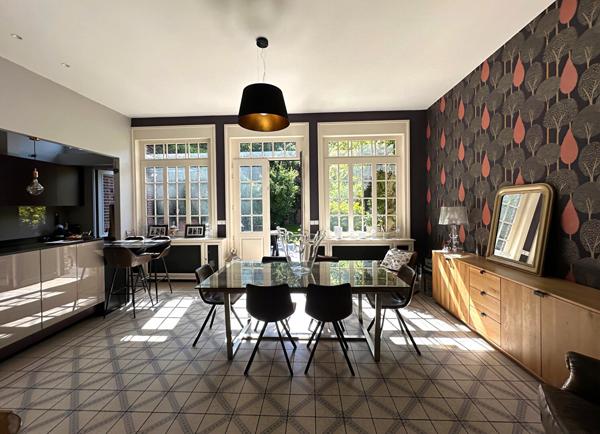 Exclusivité Lille saint Maur, exceptionnelle Maison de Maître de 300 m2, 5 chambres, 2 salles de bains, jardin, garage double Lille Exclusivité Lille saint Maur, exceptionnelle Maison de Maître de 300 m2, 5 chambres, 2 salles de bains, jardin, garage double Lille