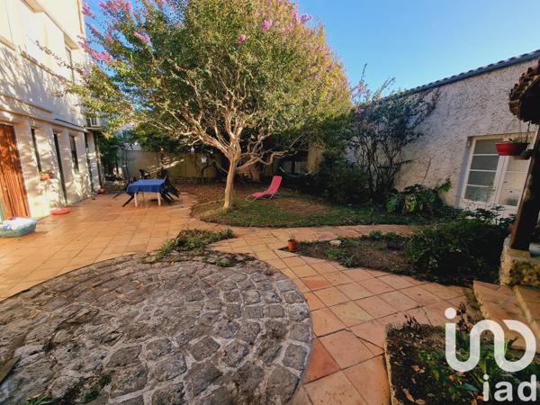 House for sale 5 rooms 300 m² Saint-Just-Luzac