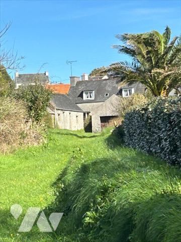LANDEDA, RARE, EN EXCLUSIVITE, A 100m de la Mer, Beau corps de Ferme à rénover de type F5 avec ...