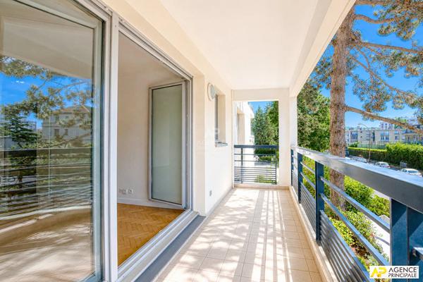 Versailles Montreuil Appartement 2 piècxes 47.5 m² carrez situé au 1er étage avec balcon, cave et parking 298 000 € **  - Référence  27866