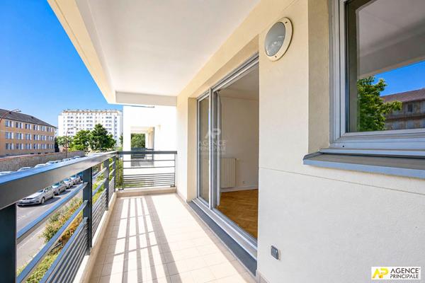 Versailles Montreuil Appartement 2 piècxes 47.5 m² carrez situé au 1er étage avec balcon, cave et parking 298 000 € **  - Référence  27866
