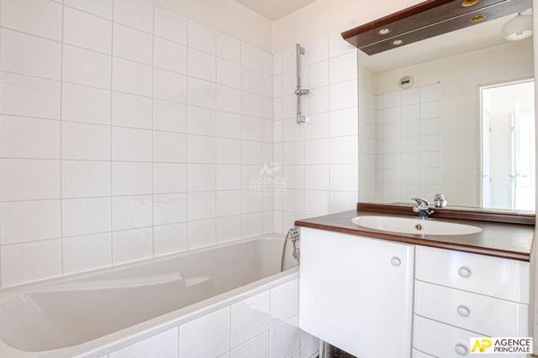 Versailles Montreuil Appartement 2 piècxes 47.5 m² carrez situé au 1er étage avec balcon, cave et parking 298 000 € **  - Référence  27866
