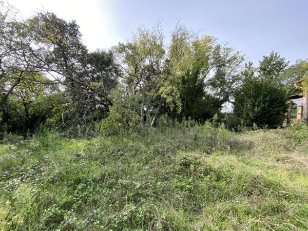  A 12 km d'UZES - Terrain à Bâtir - viabilité en bordure