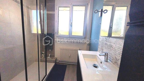 Idéalement situé à Saint-Jean-de-la-Ruelle, à la limite de Saran et Orléans, cet appartement de 87 m² se trouve au 2ᵉ étage d’une résidence sécurisée et intimiste composée de seulement 6 logements.

Vous bénéficierez d’un environnement pratique avec toutes les commodités à proximité : commerces, écoles, crèche, transports et accès rapide à la tangentielle.

L’appartement se compose :
- d’une entrée avec placard,
- d’une spacieuse cuisine avec loggia, ouverte sur un agréable séjour lumineux donnant accès à un balcon,
- d’un espace nuit comprenant 3 chambres (dont 2 avec placards),
- d’une salle d’eau moderne,
- d’un WC indépendant.

En complément, vous profiterez :
- d'une grande cave,
- d'un garage,
- d'une vaste cour commune fermée au sein de la résidence.

Charges de copropriété : environ 200 €/mois, incluant le chauffage (30 % fixe / 70 % modulable selon consommation) ainsi que l’eau froide.

Les atouts :
✔ Balcon agréable
✔ Cave spacieuse et garage
✔ Environnement calme
✔ Résidence sécurisée avec grande cour fermée