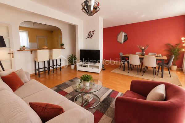 Idéalement situé à Saint-Jean-de-la-Ruelle, à la limite de Saran et Orléans, cet appartement de 87 m² se trouve au 2ᵉ étage d’une résidence sécurisée et intimiste composée de seulement 6 logements.

Vous bénéficierez d’un environnement pratique avec toutes les commodités à proximité : commerces, écoles, crèche, transports et accès rapide à la tangentielle.

L’appartement se compose :
- d’une entrée avec placard,
- d’une spacieuse cuisine avec loggia, ouverte sur un agréable séjour lumineux donnant accès à un balcon,
- d’un espace nuit comprenant 3 chambres (dont 2 avec placards),
- d’une salle d’eau moderne,
- d’un WC indépendant.

En complément, vous profiterez :
- d'une grande cave,
- d'un garage,
- d'une vaste cour commune fermée au sein de la résidence.

Charges de copropriété : environ 200 €/mois, incluant le chauffage (30 % fixe / 70 % modulable selon consommation) ainsi que l’eau froide.

Les atouts :
✔ Balcon agréable
✔ Cave spacieuse et garage
✔ Environnement calme
✔ Résidence sécurisée avec grande cour fermée