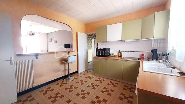 Idéalement situé à Saint-Jean-de-la-Ruelle, à la limite de Saran et Orléans, cet appartement de 87 m² se trouve au 2ᵉ étage d’une résidence sécurisée et intimiste composée de seulement 6 logements.

Vous bénéficierez d’un environnement pratique avec toutes les commodités à proximité : commerces, écoles, crèche, transports et accès rapide à la tangentielle.

L’appartement se compose :
- d’une entrée avec placard,
- d’une spacieuse cuisine avec loggia, ouverte sur un agréable séjour lumineux donnant accès à un balcon,
- d’un espace nuit comprenant 3 chambres (dont 2 avec placards),
- d’une salle d’eau moderne,
- d’un WC indépendant.

En complément, vous profiterez :
- d'une grande cave,
- d'un garage,
- d'une vaste cour commune fermée au sein de la résidence.

Charges de copropriété : environ 200 €/mois, incluant le chauffage (30 % fixe / 70 % modulable selon consommation) ainsi que l’eau froide.

Les atouts :
✔ Balcon agréable
✔ Cave spacieuse et garage
✔ Environnement calme
✔ Résidence sécurisée avec grande cour fermée