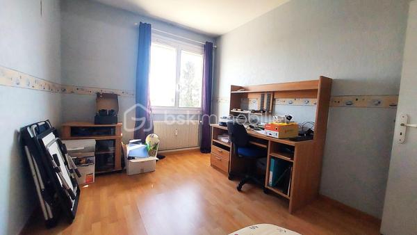Idéalement situé à Saint-Jean-de-la-Ruelle, à la limite de Saran et Orléans, cet appartement de 87 m² se trouve au 2ᵉ étage d’une résidence sécurisée et intimiste composée de seulement 6 logements.

Vous bénéficierez d’un environnement pratique avec toutes les commodités à proximité : commerces, écoles, crèche, transports et accès rapide à la tangentielle.

L’appartement se compose :
- d’une entrée avec placard,
- d’une spacieuse cuisine avec loggia, ouverte sur un agréable séjour lumineux donnant accès à un balcon,
- d’un espace nuit comprenant 3 chambres (dont 2 avec placards),
- d’une salle d’eau moderne,
- d’un WC indépendant.

En complément, vous profiterez :
- d'une grande cave,
- d'un garage,
- d'une vaste cour commune fermée au sein de la résidence.

Charges de copropriété : environ 200 €/mois, incluant le chauffage (30 % fixe / 70 % modulable selon consommation) ainsi que l’eau froide.

Les atouts :
✔ Balcon agréable
✔ Cave spacieuse et garage
✔ Environnement calme
✔ Résidence sécurisée avec grande cour fermée