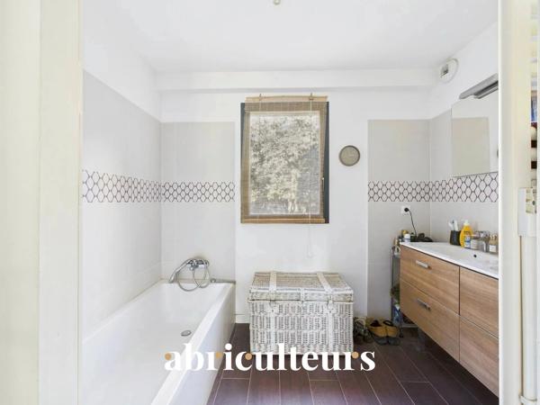 Belle propriété avec terrain, piscine/ poolhouse, dépendance à Rognes 13840