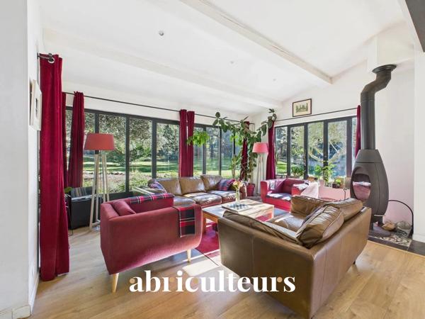 Belle propriété avec terrain, piscine/ poolhouse, dépendance à Rognes 13840