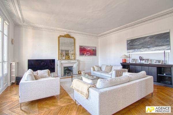 Le Chesnay limite Versailles Rive-Droite Appartement 7 pièces 271 m² carrez situé au 3ème étage d'un immeuble Haussmannien avec ascenseur, cave et jardin partagé €2 360 000 ** - Référence 25595