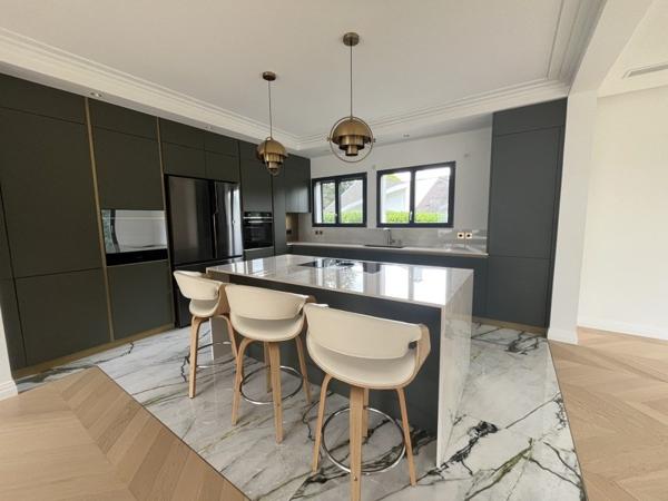 Maison à louer 2 500 € CC Bouliac 5 p 166 m² DPE B