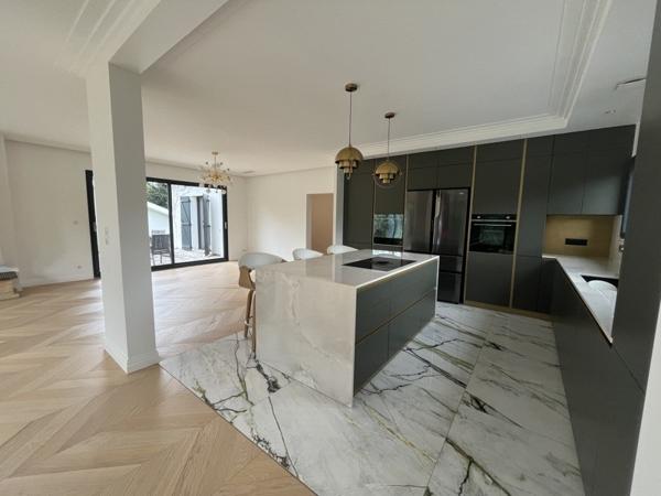 Maison à louer 2 500 € CC Bouliac 5 p 166 m² DPE B