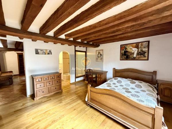 Vente                                                      Maison
                        
                     8 pièces                      280 m2                     à Crécy-la-Chapelle