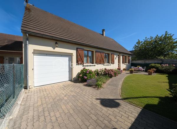 Maison de 141 m² utiles ( 117,38 m² habitables )

Venez découvrir cette jolie maison familiale avec un beau volume, idéalement située dans le quartier résidentiel recherché du VAL FLEURI, calme et proche de toutes commodités ( transports, école, collège ,zone commerciale) érigée sur terrain de 450 m². Cette maison est édifiée sur 2 niveaux :

Vous  y trouverez au rez-de-chaussée une entrée donnant sur un séjour/salle à manger avec cheminée insert et cuisine ouverte, donnant accès direct à un grand jardin et sa terrasse. Vous y trouverez également un long couloir desservant 3 chambres, une salle de bain , un wc indépendant et au bout un accès direct à un grand garage isolé de 20m² avec porte basculante et une petite cave.

A l'étage, vous aurez un palier desservant 2 chambres spacieuses , une salle d'eau, un wc indépendant et un grenier isolé aménageable d'environ 16m² pouvant servir de dressing voire de chambre supplémentaire.

Cette maison comporte 2 jardins : 1 devant d'environ 97 m² et un à l'arrière d'environ 230 m² avec sa grande terrasse, son abri de jardin et un barbecue en dur pour bien profiter en famille des belles journées ensoleillées. 

Chauffage et eau chaude électriques.

Vous pouvez remettre cette maison à votre goût en effectuant quelques travaux de rafraichissement quand vous le souhaitez.

Bien à découvrir rapidement ! Contactez-moi pour organiser une visite.
