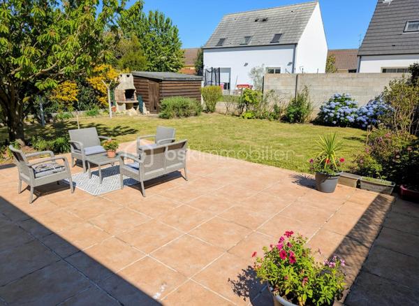 Maison de 141 m² utiles ( 117,38 m² habitables )

Venez découvrir cette jolie maison familiale avec un beau volume, idéalement située dans le quartier résidentiel recherché du VAL FLEURI, calme et proche de toutes commodités ( transports, école, collège ,zone commerciale) érigée sur terrain de 450 m². Cette maison est édifiée sur 2 niveaux :

Vous  y trouverez au rez-de-chaussée une entrée donnant sur un séjour/salle à manger avec cheminée insert et cuisine ouverte, donnant accès direct à un grand jardin et sa terrasse. Vous y trouverez également un long couloir desservant 3 chambres, une salle de bain , un wc indépendant et au bout un accès direct à un grand garage isolé de 20m² avec porte basculante et une petite cave.

A l'étage, vous aurez un palier desservant 2 chambres spacieuses , une salle d'eau, un wc indépendant et un grenier isolé aménageable d'environ 16m² pouvant servir de dressing voire de chambre supplémentaire.

Cette maison comporte 2 jardins : 1 devant d'environ 97 m² et un à l'arrière d'environ 230 m² avec sa grande terrasse, son abri de jardin et un barbecue en dur pour bien profiter en famille des belles journées ensoleillées. 

Chauffage et eau chaude électriques.

Vous pouvez remettre cette maison à votre goût en effectuant quelques travaux de rafraichissement quand vous le souhaitez.

Bien à découvrir rapidement ! Contactez-moi pour organiser une visite.