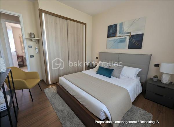 Maison de 141 m² utiles ( 117,38 m² habitables )

Venez découvrir cette jolie maison familiale avec un beau volume, idéalement située dans le quartier résidentiel recherché du VAL FLEURI, calme et proche de toutes commodités ( transports, école, collège ,zone commerciale) érigée sur terrain de 450 m². Cette maison est édifiée sur 2 niveaux :

Vous  y trouverez au rez-de-chaussée une entrée donnant sur un séjour/salle à manger avec cheminée insert et cuisine ouverte, donnant accès direct à un grand jardin et sa terrasse. Vous y trouverez également un long couloir desservant 3 chambres, une salle de bain , un wc indépendant et au bout un accès direct à un grand garage isolé de 20m² avec porte basculante et une petite cave.

A l'étage, vous aurez un palier desservant 2 chambres spacieuses , une salle d'eau, un wc indépendant et un grenier isolé aménageable d'environ 16m² pouvant servir de dressing voire de chambre supplémentaire.

Cette maison comporte 2 jardins : 1 devant d'environ 97 m² et un à l'arrière d'environ 230 m² avec sa grande terrasse, son abri de jardin et un barbecue en dur pour bien profiter en famille des belles journées ensoleillées. 

Chauffage et eau chaude électriques.

Vous pouvez remettre cette maison à votre goût en effectuant quelques travaux de rafraichissement quand vous le souhaitez.

Bien à découvrir rapidement ! Contactez-moi pour organiser une visite.