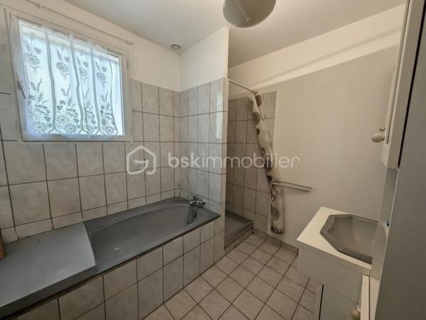 Maison de 141 m² utiles ( 117,38 m² habitables )

Venez découvrir cette jolie maison familiale avec un beau volume, idéalement située dans le quartier résidentiel recherché du VAL FLEURI, calme et proche de toutes commodités ( transports, école, collège ,zone commerciale) érigée sur terrain de 450 m². Cette maison est édifiée sur 2 niveaux :

Vous  y trouverez au rez-de-chaussée une entrée donnant sur un séjour/salle à manger avec cheminée insert et cuisine ouverte, donnant accès direct à un grand jardin et sa terrasse. Vous y trouverez également un long couloir desservant 3 chambres, une salle de bain , un wc indépendant et au bout un accès direct à un grand garage isolé de 20m² avec porte basculante et une petite cave.

A l'étage, vous aurez un palier desservant 2 chambres spacieuses , une salle d'eau, un wc indépendant et un grenier isolé aménageable d'environ 16m² pouvant servir de dressing voire de chambre supplémentaire.

Cette maison comporte 2 jardins : 1 devant d'environ 97 m² et un à l'arrière d'environ 230 m² avec sa grande terrasse, son abri de jardin et un barbecue en dur pour bien profiter en famille des belles journées ensoleillées. 

Chauffage et eau chaude électriques.

Vous pouvez remettre cette maison à votre goût en effectuant quelques travaux de rafraichissement quand vous le souhaitez.

Bien à découvrir rapidement ! Contactez-moi pour organiser une visite.