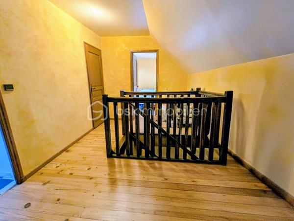 Maison de 141 m² utiles ( 117,38 m² habitables )

Venez découvrir cette jolie maison familiale avec un beau volume, idéalement située dans le quartier résidentiel recherché du VAL FLEURI, calme et proche de toutes commodités ( transports, école, collège ,zone commerciale) érigée sur terrain de 450 m². Cette maison est édifiée sur 2 niveaux :

Vous  y trouverez au rez-de-chaussée une entrée donnant sur un séjour/salle à manger avec cheminée insert et cuisine ouverte, donnant accès direct à un grand jardin et sa terrasse. Vous y trouverez également un long couloir desservant 3 chambres, une salle de bain , un wc indépendant et au bout un accès direct à un grand garage isolé de 20m² avec porte basculante et une petite cave.

A l'étage, vous aurez un palier desservant 2 chambres spacieuses , une salle d'eau, un wc indépendant et un grenier isolé aménageable d'environ 16m² pouvant servir de dressing voire de chambre supplémentaire.

Cette maison comporte 2 jardins : 1 devant d'environ 97 m² et un à l'arrière d'environ 230 m² avec sa grande terrasse, son abri de jardin et un barbecue en dur pour bien profiter en famille des belles journées ensoleillées. 

Chauffage et eau chaude électriques.

Vous pouvez remettre cette maison à votre goût en effectuant quelques travaux de rafraichissement quand vous le souhaitez.

Bien à découvrir rapidement ! Contactez-moi pour organiser une visite.