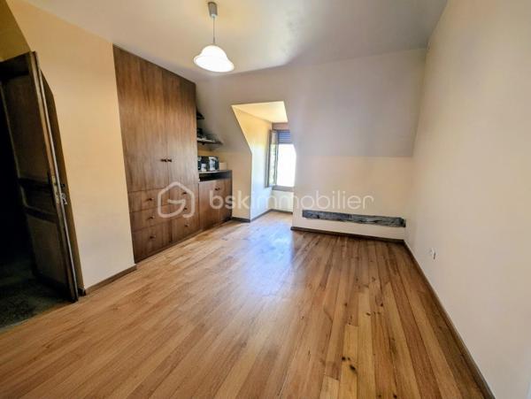 Maison de 141 m² utiles ( 117,38 m² habitables )

Venez découvrir cette jolie maison familiale avec un beau volume, idéalement située dans le quartier résidentiel recherché du VAL FLEURI, calme et proche de toutes commodités ( transports, école, collège ,zone commerciale) érigée sur terrain de 450 m². Cette maison est édifiée sur 2 niveaux :

Vous  y trouverez au rez-de-chaussée une entrée donnant sur un séjour/salle à manger avec cheminée insert et cuisine ouverte, donnant accès direct à un grand jardin et sa terrasse. Vous y trouverez également un long couloir desservant 3 chambres, une salle de bain , un wc indépendant et au bout un accès direct à un grand garage isolé de 20m² avec porte basculante et une petite cave.

A l'étage, vous aurez un palier desservant 2 chambres spacieuses , une salle d'eau, un wc indépendant et un grenier isolé aménageable d'environ 16m² pouvant servir de dressing voire de chambre supplémentaire.

Cette maison comporte 2 jardins : 1 devant d'environ 97 m² et un à l'arrière d'environ 230 m² avec sa grande terrasse, son abri de jardin et un barbecue en dur pour bien profiter en famille des belles journées ensoleillées. 

Chauffage et eau chaude électriques.

Vous pouvez remettre cette maison à votre goût en effectuant quelques travaux de rafraichissement quand vous le souhaitez.

Bien à découvrir rapidement ! Contactez-moi pour organiser une visite.