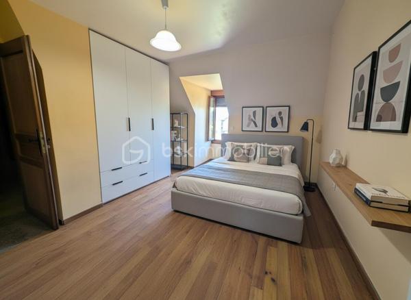 Maison de 141 m² utiles ( 117,38 m² habitables )

Venez découvrir cette jolie maison familiale avec un beau volume, idéalement située dans le quartier résidentiel recherché du VAL FLEURI, calme et proche de toutes commodités ( transports, école, collège ,zone commerciale) érigée sur terrain de 450 m². Cette maison est édifiée sur 2 niveaux :

Vous  y trouverez au rez-de-chaussée une entrée donnant sur un séjour/salle à manger avec cheminée insert et cuisine ouverte, donnant accès direct à un grand jardin et sa terrasse. Vous y trouverez également un long couloir desservant 3 chambres, une salle de bain , un wc indépendant et au bout un accès direct à un grand garage isolé de 20m² avec porte basculante et une petite cave.

A l'étage, vous aurez un palier desservant 2 chambres spacieuses , une salle d'eau, un wc indépendant et un grenier isolé aménageable d'environ 16m² pouvant servir de dressing voire de chambre supplémentaire.

Cette maison comporte 2 jardins : 1 devant d'environ 97 m² et un à l'arrière d'environ 230 m² avec sa grande terrasse, son abri de jardin et un barbecue en dur pour bien profiter en famille des belles journées ensoleillées. 

Chauffage et eau chaude électriques.

Vous pouvez remettre cette maison à votre goût en effectuant quelques travaux de rafraichissement quand vous le souhaitez.

Bien à découvrir rapidement ! Contactez-moi pour organiser une visite.