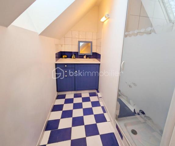 Maison de 141 m² utiles ( 117,38 m² habitables )

Venez découvrir cette jolie maison familiale avec un beau volume, idéalement située dans le quartier résidentiel recherché du VAL FLEURI, calme et proche de toutes commodités ( transports, école, collège ,zone commerciale) érigée sur terrain de 450 m². Cette maison est édifiée sur 2 niveaux :

Vous  y trouverez au rez-de-chaussée une entrée donnant sur un séjour/salle à manger avec cheminée insert et cuisine ouverte, donnant accès direct à un grand jardin et sa terrasse. Vous y trouverez également un long couloir desservant 3 chambres, une salle de bain , un wc indépendant et au bout un accès direct à un grand garage isolé de 20m² avec porte basculante et une petite cave.

A l'étage, vous aurez un palier desservant 2 chambres spacieuses , une salle d'eau, un wc indépendant et un grenier isolé aménageable d'environ 16m² pouvant servir de dressing voire de chambre supplémentaire.

Cette maison comporte 2 jardins : 1 devant d'environ 97 m² et un à l'arrière d'environ 230 m² avec sa grande terrasse, son abri de jardin et un barbecue en dur pour bien profiter en famille des belles journées ensoleillées. 

Chauffage et eau chaude électriques.

Vous pouvez remettre cette maison à votre goût en effectuant quelques travaux de rafraichissement quand vous le souhaitez.

Bien à découvrir rapidement ! Contactez-moi pour organiser une visite.
