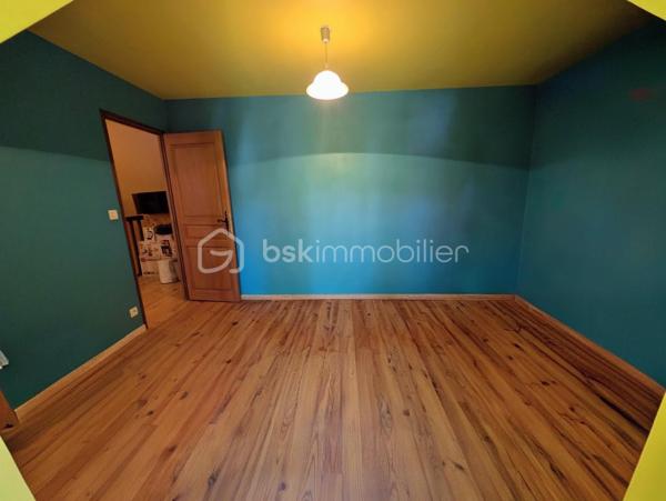 Maison de 141 m² utiles ( 117,38 m² habitables )

Venez découvrir cette jolie maison familiale avec un beau volume, idéalement située dans le quartier résidentiel recherché du VAL FLEURI, calme et proche de toutes commodités ( transports, école, collège ,zone commerciale) érigée sur terrain de 450 m². Cette maison est édifiée sur 2 niveaux :

Vous  y trouverez au rez-de-chaussée une entrée donnant sur un séjour/salle à manger avec cheminée insert et cuisine ouverte, donnant accès direct à un grand jardin et sa terrasse. Vous y trouverez également un long couloir desservant 3 chambres, une salle de bain , un wc indépendant et au bout un accès direct à un grand garage isolé de 20m² avec porte basculante et une petite cave.

A l'étage, vous aurez un palier desservant 2 chambres spacieuses , une salle d'eau, un wc indépendant et un grenier isolé aménageable d'environ 16m² pouvant servir de dressing voire de chambre supplémentaire.

Cette maison comporte 2 jardins : 1 devant d'environ 97 m² et un à l'arrière d'environ 230 m² avec sa grande terrasse, son abri de jardin et un barbecue en dur pour bien profiter en famille des belles journées ensoleillées. 

Chauffage et eau chaude électriques.

Vous pouvez remettre cette maison à votre goût en effectuant quelques travaux de rafraichissement quand vous le souhaitez.

Bien à découvrir rapidement ! Contactez-moi pour organiser une visite.