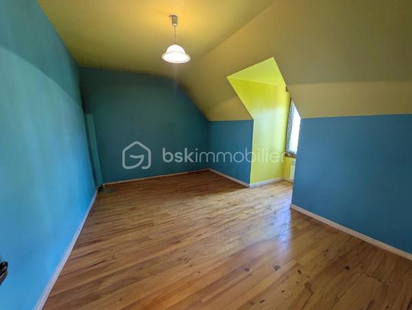 Maison de 141 m² utiles ( 117,38 m² habitables )

Venez découvrir cette jolie maison familiale avec un beau volume, idéalement située dans le quartier résidentiel recherché du VAL FLEURI, calme et proche de toutes commodités ( transports, école, collège ,zone commerciale) érigée sur terrain de 450 m². Cette maison est édifiée sur 2 niveaux :

Vous  y trouverez au rez-de-chaussée une entrée donnant sur un séjour/salle à manger avec cheminée insert et cuisine ouverte, donnant accès direct à un grand jardin et sa terrasse. Vous y trouverez également un long couloir desservant 3 chambres, une salle de bain , un wc indépendant et au bout un accès direct à un grand garage isolé de 20m² avec porte basculante et une petite cave.

A l'étage, vous aurez un palier desservant 2 chambres spacieuses , une salle d'eau, un wc indépendant et un grenier isolé aménageable d'environ 16m² pouvant servir de dressing voire de chambre supplémentaire.

Cette maison comporte 2 jardins : 1 devant d'environ 97 m² et un à l'arrière d'environ 230 m² avec sa grande terrasse, son abri de jardin et un barbecue en dur pour bien profiter en famille des belles journées ensoleillées. 

Chauffage et eau chaude électriques.

Vous pouvez remettre cette maison à votre goût en effectuant quelques travaux de rafraichissement quand vous le souhaitez.

Bien à découvrir rapidement ! Contactez-moi pour organiser une visite.