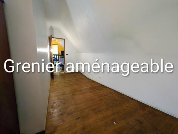 Maison de 141 m² utiles ( 117,38 m² habitables )

Venez découvrir cette jolie maison familiale avec un beau volume, idéalement située dans le quartier résidentiel recherché du VAL FLEURI, calme et proche de toutes commodités ( transports, école, collège ,zone commerciale) érigée sur terrain de 450 m². Cette maison est édifiée sur 2 niveaux :

Vous  y trouverez au rez-de-chaussée une entrée donnant sur un séjour/salle à manger avec cheminée insert et cuisine ouverte, donnant accès direct à un grand jardin et sa terrasse. Vous y trouverez également un long couloir desservant 3 chambres, une salle de bain , un wc indépendant et au bout un accès direct à un grand garage isolé de 20m² avec porte basculante et une petite cave.

A l'étage, vous aurez un palier desservant 2 chambres spacieuses , une salle d'eau, un wc indépendant et un grenier isolé aménageable d'environ 16m² pouvant servir de dressing voire de chambre supplémentaire.

Cette maison comporte 2 jardins : 1 devant d'environ 97 m² et un à l'arrière d'environ 230 m² avec sa grande terrasse, son abri de jardin et un barbecue en dur pour bien profiter en famille des belles journées ensoleillées. 

Chauffage et eau chaude électriques.

Vous pouvez remettre cette maison à votre goût en effectuant quelques travaux de rafraichissement quand vous le souhaitez.

Bien à découvrir rapidement ! Contactez-moi pour organiser une visite.