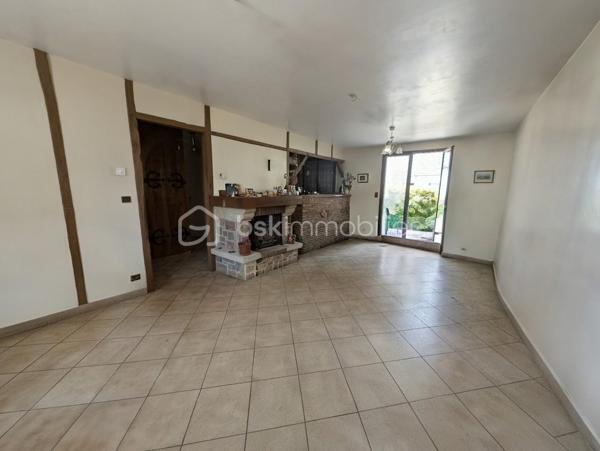 Maison de 141 m² utiles ( 117,38 m² habitables )

Venez découvrir cette jolie maison familiale avec un beau volume, idéalement située dans le quartier résidentiel recherché du VAL FLEURI, calme et proche de toutes commodités ( transports, école, collège ,zone commerciale) érigée sur terrain de 450 m². Cette maison est édifiée sur 2 niveaux :

Vous  y trouverez au rez-de-chaussée une entrée donnant sur un séjour/salle à manger avec cheminée insert et cuisine ouverte, donnant accès direct à un grand jardin et sa terrasse. Vous y trouverez également un long couloir desservant 3 chambres, une salle de bain , un wc indépendant et au bout un accès direct à un grand garage isolé de 20m² avec porte basculante et une petite cave.

A l'étage, vous aurez un palier desservant 2 chambres spacieuses , une salle d'eau, un wc indépendant et un grenier isolé aménageable d'environ 16m² pouvant servir de dressing voire de chambre supplémentaire.

Cette maison comporte 2 jardins : 1 devant d'environ 97 m² et un à l'arrière d'environ 230 m² avec sa grande terrasse, son abri de jardin et un barbecue en dur pour bien profiter en famille des belles journées ensoleillées. 

Chauffage et eau chaude électriques.

Vous pouvez remettre cette maison à votre goût en effectuant quelques travaux de rafraichissement quand vous le souhaitez.

Bien à découvrir rapidement ! Contactez-moi pour organiser une visite.