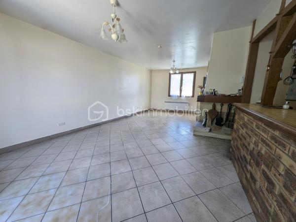 Maison de 141 m² utiles ( 117,38 m² habitables )

Venez découvrir cette jolie maison familiale avec un beau volume, idéalement située dans le quartier résidentiel recherché du VAL FLEURI, calme et proche de toutes commodités ( transports, école, collège ,zone commerciale) érigée sur terrain de 450 m². Cette maison est édifiée sur 2 niveaux :

Vous  y trouverez au rez-de-chaussée une entrée donnant sur un séjour/salle à manger avec cheminée insert et cuisine ouverte, donnant accès direct à un grand jardin et sa terrasse. Vous y trouverez également un long couloir desservant 3 chambres, une salle de bain , un wc indépendant et au bout un accès direct à un grand garage isolé de 20m² avec porte basculante et une petite cave.

A l'étage, vous aurez un palier desservant 2 chambres spacieuses , une salle d'eau, un wc indépendant et un grenier isolé aménageable d'environ 16m² pouvant servir de dressing voire de chambre supplémentaire.

Cette maison comporte 2 jardins : 1 devant d'environ 97 m² et un à l'arrière d'environ 230 m² avec sa grande terrasse, son abri de jardin et un barbecue en dur pour bien profiter en famille des belles journées ensoleillées. 

Chauffage et eau chaude électriques.

Vous pouvez remettre cette maison à votre goût en effectuant quelques travaux de rafraichissement quand vous le souhaitez.

Bien à découvrir rapidement ! Contactez-moi pour organiser une visite.