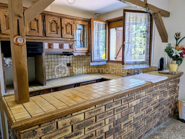 Maison de 141 m² utiles ( 117,38 m² habitables )

Venez découvrir cette jolie maison familiale avec un beau volume, idéalement située dans le quartier résidentiel recherché du VAL FLEURI, calme et proche de toutes commodités ( transports, école, collège ,zone commerciale) érigée sur terrain de 450 m². Cette maison est édifiée sur 2 niveaux :

Vous  y trouverez au rez-de-chaussée une entrée donnant sur un séjour/salle à manger avec cheminée insert et cuisine ouverte, donnant accès direct à un grand jardin et sa terrasse. Vous y trouverez également un long couloir desservant 3 chambres, une salle de bain , un wc indépendant et au bout un accès direct à un grand garage isolé de 20m² avec porte basculante et une petite cave.

A l'étage, vous aurez un palier desservant 2 chambres spacieuses , une salle d'eau, un wc indépendant et un grenier isolé aménageable d'environ 16m² pouvant servir de dressing voire de chambre supplémentaire.

Cette maison comporte 2 jardins : 1 devant d'environ 97 m² et un à l'arrière d'environ 230 m² avec sa grande terrasse, son abri de jardin et un barbecue en dur pour bien profiter en famille des belles journées ensoleillées. 

Chauffage et eau chaude électriques.

Vous pouvez remettre cette maison à votre goût en effectuant quelques travaux de rafraichissement quand vous le souhaitez.

Bien à découvrir rapidement ! Contactez-moi pour organiser une visite.