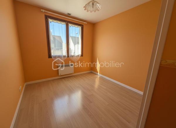 Maison de 141 m² utiles ( 117,38 m² habitables )

Venez découvrir cette jolie maison familiale avec un beau volume, idéalement située dans le quartier résidentiel recherché du VAL FLEURI, calme et proche de toutes commodités ( transports, école, collège ,zone commerciale) érigée sur terrain de 450 m². Cette maison est édifiée sur 2 niveaux :

Vous  y trouverez au rez-de-chaussée une entrée donnant sur un séjour/salle à manger avec cheminée insert et cuisine ouverte, donnant accès direct à un grand jardin et sa terrasse. Vous y trouverez également un long couloir desservant 3 chambres, une salle de bain , un wc indépendant et au bout un accès direct à un grand garage isolé de 20m² avec porte basculante et une petite cave.

A l'étage, vous aurez un palier desservant 2 chambres spacieuses , une salle d'eau, un wc indépendant et un grenier isolé aménageable d'environ 16m² pouvant servir de dressing voire de chambre supplémentaire.

Cette maison comporte 2 jardins : 1 devant d'environ 97 m² et un à l'arrière d'environ 230 m² avec sa grande terrasse, son abri de jardin et un barbecue en dur pour bien profiter en famille des belles journées ensoleillées. 

Chauffage et eau chaude électriques.

Vous pouvez remettre cette maison à votre goût en effectuant quelques travaux de rafraichissement quand vous le souhaitez.

Bien à découvrir rapidement ! Contactez-moi pour organiser une visite.