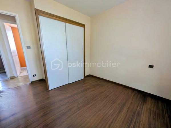 Maison de 141 m² utiles ( 117,38 m² habitables )

Venez découvrir cette jolie maison familiale avec un beau volume, idéalement située dans le quartier résidentiel recherché du VAL FLEURI, calme et proche de toutes commodités ( transports, école, collège ,zone commerciale) érigée sur terrain de 450 m². Cette maison est édifiée sur 2 niveaux :

Vous  y trouverez au rez-de-chaussée une entrée donnant sur un séjour/salle à manger avec cheminée insert et cuisine ouverte, donnant accès direct à un grand jardin et sa terrasse. Vous y trouverez également un long couloir desservant 3 chambres, une salle de bain , un wc indépendant et au bout un accès direct à un grand garage isolé de 20m² avec porte basculante et une petite cave.

A l'étage, vous aurez un palier desservant 2 chambres spacieuses , une salle d'eau, un wc indépendant et un grenier isolé aménageable d'environ 16m² pouvant servir de dressing voire de chambre supplémentaire.

Cette maison comporte 2 jardins : 1 devant d'environ 97 m² et un à l'arrière d'environ 230 m² avec sa grande terrasse, son abri de jardin et un barbecue en dur pour bien profiter en famille des belles journées ensoleillées. 

Chauffage et eau chaude électriques.

Vous pouvez remettre cette maison à votre goût en effectuant quelques travaux de rafraichissement quand vous le souhaitez.

Bien à découvrir rapidement ! Contactez-moi pour organiser une visite.