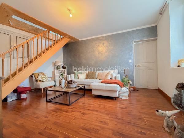 Le Poinçonnet - Rue de la Croix Chabriant - Charmante maison de 1950 rénovée en partie en 2021 détail des travaux en fin d'annonce. La maison est sur deux niveaux, au rez-de-chaussée entrée avec WC et rangements et accès via une baie vitrée à la terrasse, cuisine aménagée et équipée qui offre une deuxième porte d'entrée, salle de bain avec baignoire, douche et WC, salon de 17 m2, chambre de 17 m2. A l'étage une vaste chambre de 20 m2 et un dressing pouvant faire office de troisième chambre d'une superficie de 11 m2. Chauffage Gaz de ville avec chaudière à condensation remplacée en 2021. Assainissement tout-à-l'égout, parcelle de 622 m2 entièrement clos avec puits et dépendance en partie à rénover.

Travaux réalisés : 
- Salle de bain 2021
- Buanderie 2021
- Huisseries baie vitrée 2021
- Terrasse
- Peintures et sols en partie 2021
- Chaudière 2021
