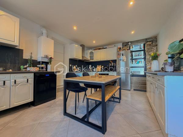 Le Poinçonnet - Rue de la Croix Chabriant - Charmante maison de 1950 rénovée en partie en 2021 détail des travaux en fin d'annonce. La maison est sur deux niveaux, au rez-de-chaussée entrée avec WC et rangements et accès via une baie vitrée à la terrasse, cuisine aménagée et équipée qui offre une deuxième porte d'entrée, salle de bain avec baignoire, douche et WC, salon de 17 m2, chambre de 17 m2. A l'étage une vaste chambre de 20 m2 et un dressing pouvant faire office de troisième chambre d'une superficie de 11 m2. Chauffage Gaz de ville avec chaudière à condensation remplacée en 2021. Assainissement tout-à-l'égout, parcelle de 622 m2 entièrement clos avec puits et dépendance en partie à rénover.

Travaux réalisés : 
- Salle de bain 2021
- Buanderie 2021
- Huisseries baie vitrée 2021
- Terrasse
- Peintures et sols en partie 2021
- Chaudière 2021