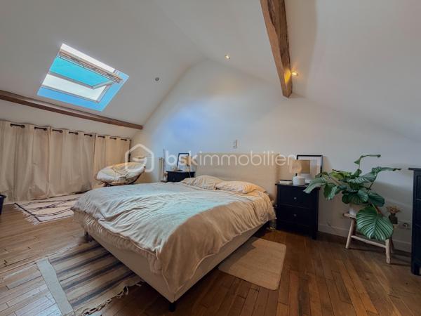 Le Poinçonnet - Rue de la Croix Chabriant - Charmante maison de 1950 rénovée en partie en 2021 détail des travaux en fin d'annonce. La maison est sur deux niveaux, au rez-de-chaussée entrée avec WC et rangements et accès via une baie vitrée à la terrasse, cuisine aménagée et équipée qui offre une deuxième porte d'entrée, salle de bain avec baignoire, douche et WC, salon de 17 m2, chambre de 17 m2. A l'étage une vaste chambre de 20 m2 et un dressing pouvant faire office de troisième chambre d'une superficie de 11 m2. Chauffage Gaz de ville avec chaudière à condensation remplacée en 2021. Assainissement tout-à-l'égout, parcelle de 622 m2 entièrement clos avec puits et dépendance en partie à rénover.

Travaux réalisés : 
- Salle de bain 2021
- Buanderie 2021
- Huisseries baie vitrée 2021
- Terrasse
- Peintures et sols en partie 2021
- Chaudière 2021
