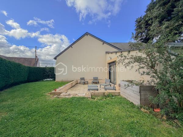 Le Poinçonnet - Rue de la Croix Chabriant - Charmante maison de 1950 rénovée en partie en 2021 détail des travaux en fin d'annonce. La maison est sur deux niveaux, au rez-de-chaussée entrée avec WC et rangements et accès via une baie vitrée à la terrasse, cuisine aménagée et équipée qui offre une deuxième porte d'entrée, salle de bain avec baignoire, douche et WC, salon de 17 m2, chambre de 17 m2. A l'étage une vaste chambre de 20 m2 et un dressing pouvant faire office de troisième chambre d'une superficie de 11 m2. Chauffage Gaz de ville avec chaudière à condensation remplacée en 2021. Assainissement tout-à-l'égout, parcelle de 622 m2 entièrement clos avec puits et dépendance en partie à rénover.

Travaux réalisés : 
- Salle de bain 2021
- Buanderie 2021
- Huisseries baie vitrée 2021
- Terrasse
- Peintures et sols en partie 2021
- Chaudière 2021