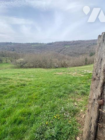 A vendre à Meallet, à l'entrée de la vallée du Mars, dans un cadre bucolique, au milieu d'un ch...