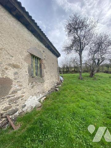 A vendre à Meallet, à l'entrée de la vallée du Mars, dans un cadre bucolique, au milieu d'un ch...