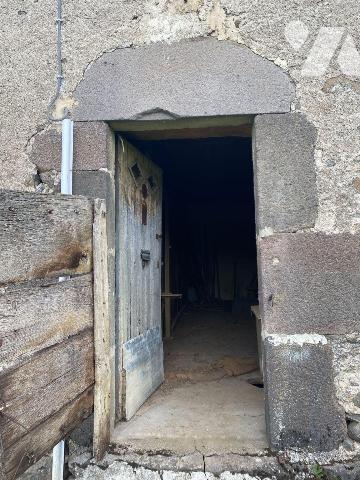 A vendre à Meallet, à l'entrée de la vallée du Mars, dans un cadre bucolique, au milieu d'un ch...