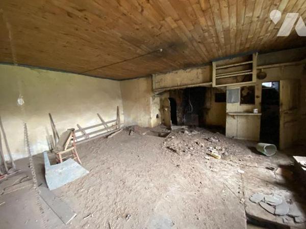 A vendre à Meallet, à l'entrée de la vallée du Mars, dans un cadre bucolique, au milieu d'un ch...