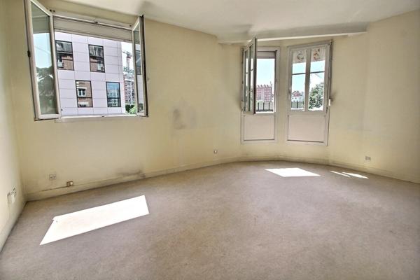 STUDIO 22 m² - 5 mn à pieds METRO LIGNE 14 SAINT OUEN - 2ème étage avec asc.