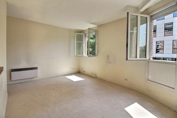 STUDIO 22 m² - 5 mn à pieds METRO LIGNE 14 SAINT OUEN - 2ème étage avec asc.