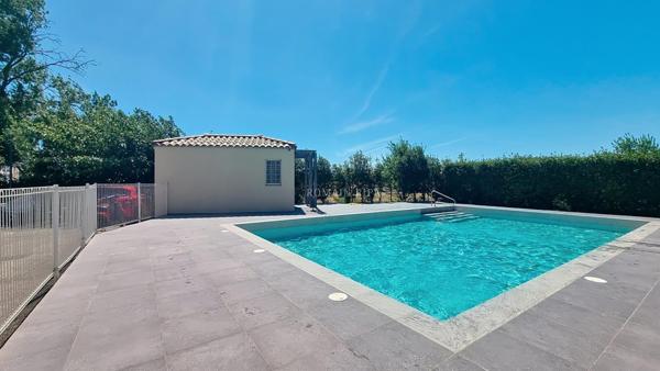 T3 avec terrasse, ascenseur et piscine état neuf