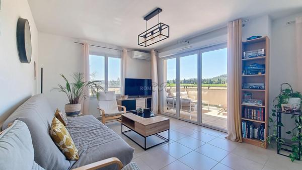 T3 avec terrasse, ascenseur et piscine état neuf