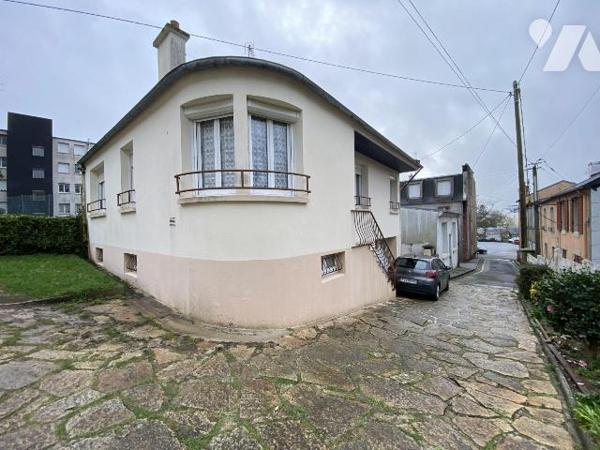 À proximité immédiate du bourg de Lambézellec, de ses commerces et de ses services, découvrez c...