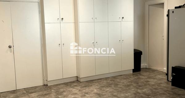 À vendre Local commercial 69.63 m² - Versailles 78000