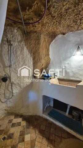 EXCLUSIVITÉ - TERRAIN AVEC HÉBERGEMENTS TROGLODYTES MEUBLÉS