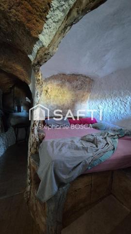 EXCLUSIVITÉ - TERRAIN AVEC HÉBERGEMENTS TROGLODYTES MEUBLÉS