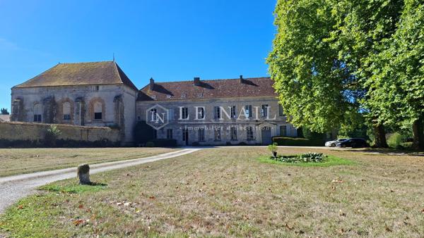 Une authentique thébaïde sublimée dans la finesse de ses ogives, à 2 heures de Paris